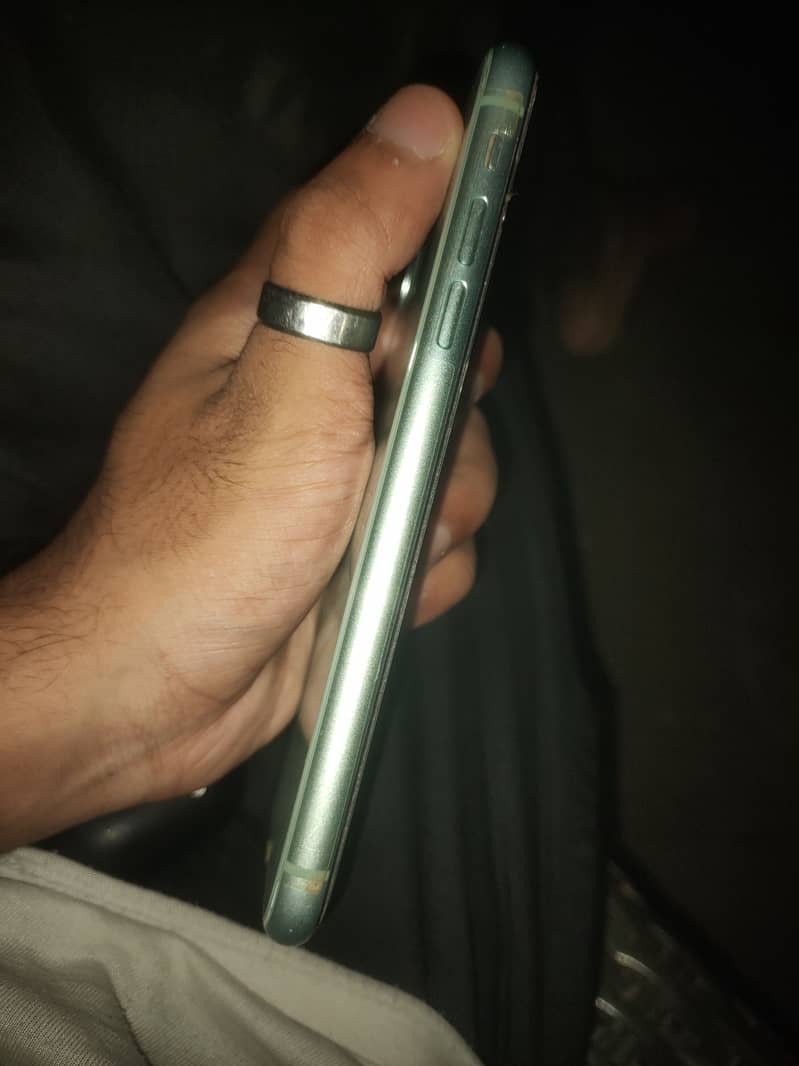 Apple iPhone 11 4