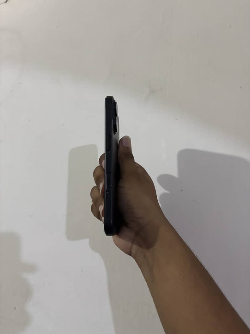 Apple iPhone 16 3