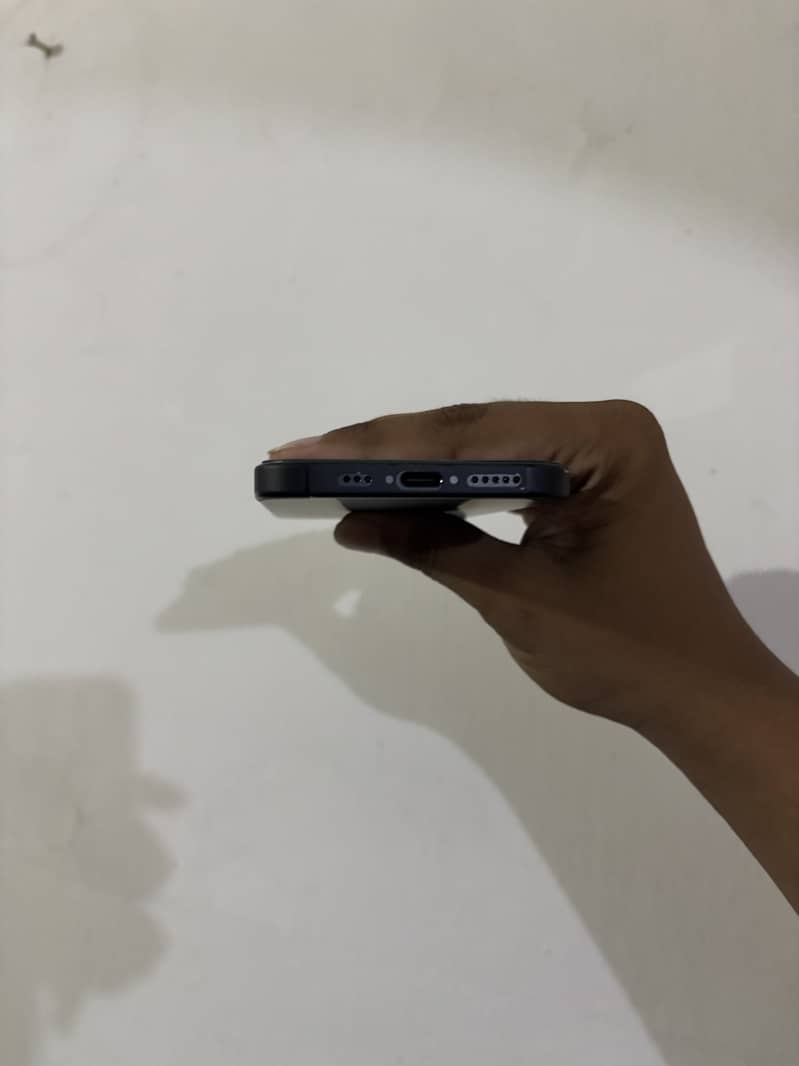 Apple iPhone 16 4