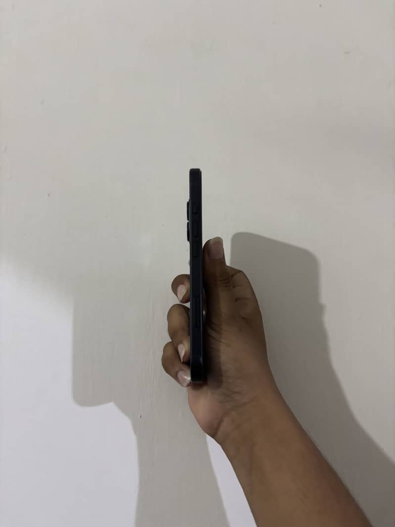 Apple iPhone 16 5