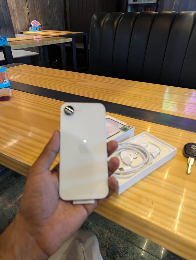 Apple iPhone 17e 3
