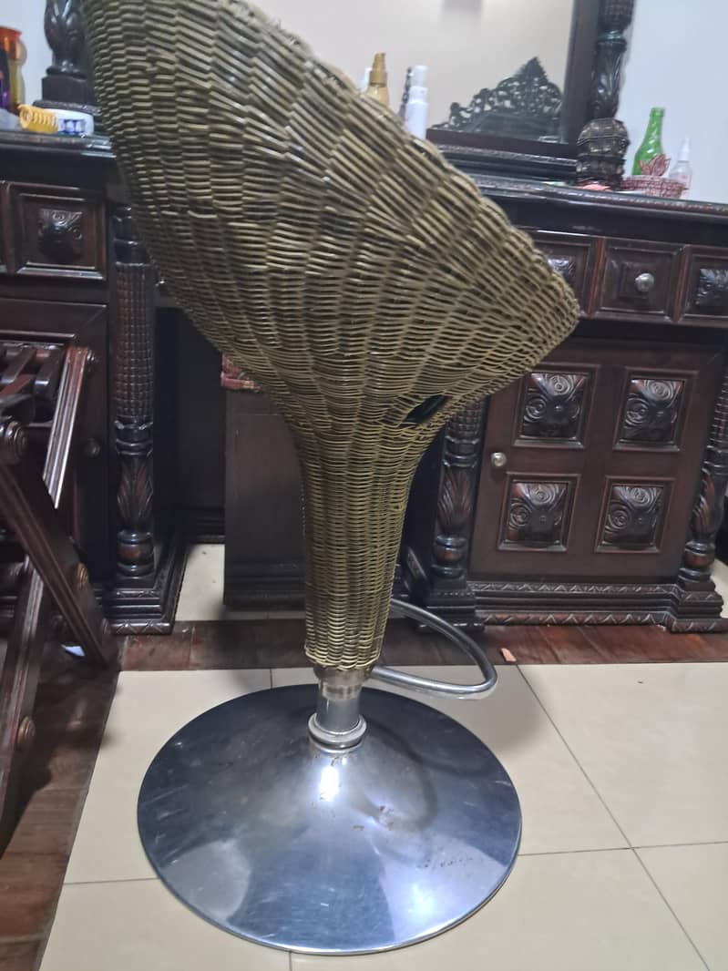 ADJUSTABLE STOOL 1
