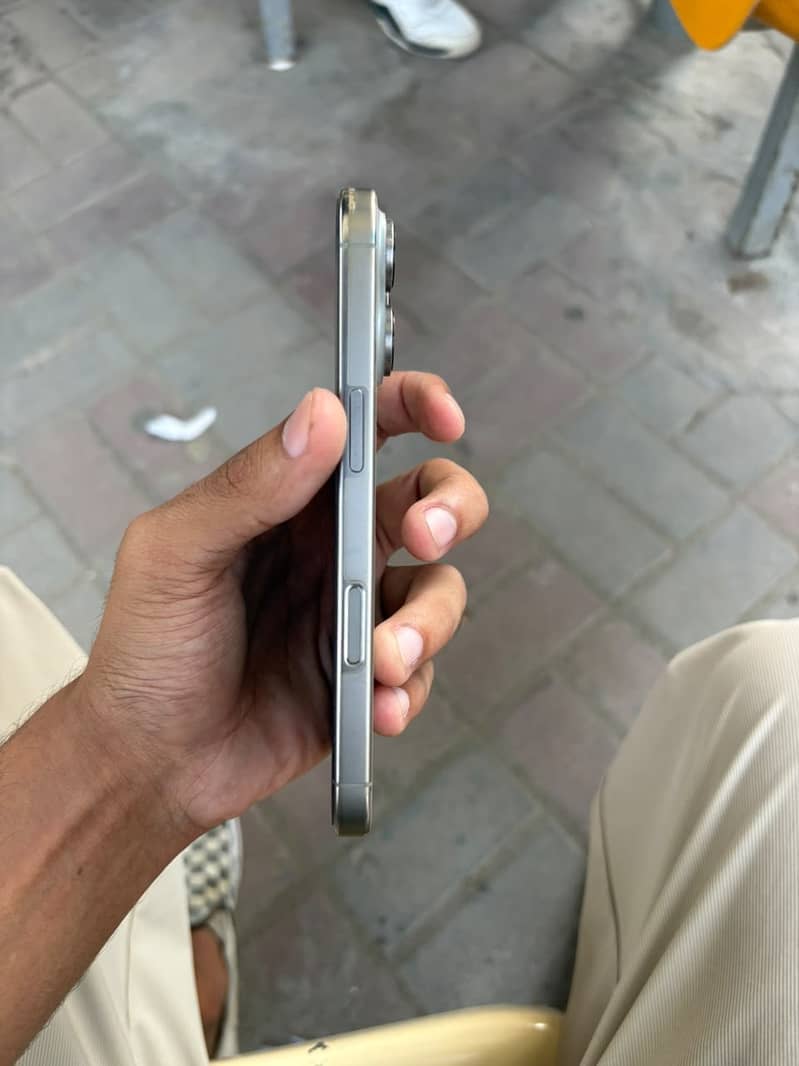 Apple iPhone 16 Pro 1