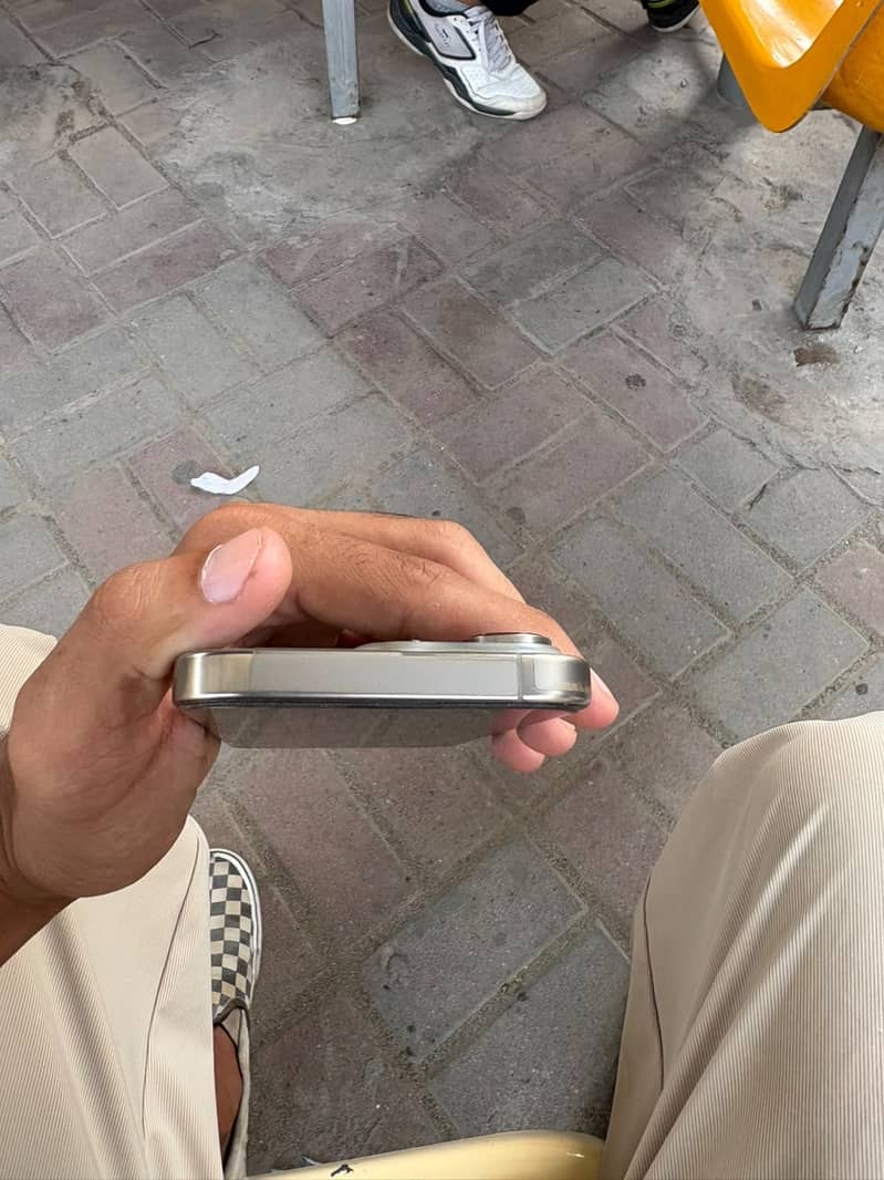Apple iPhone 16 Pro 3