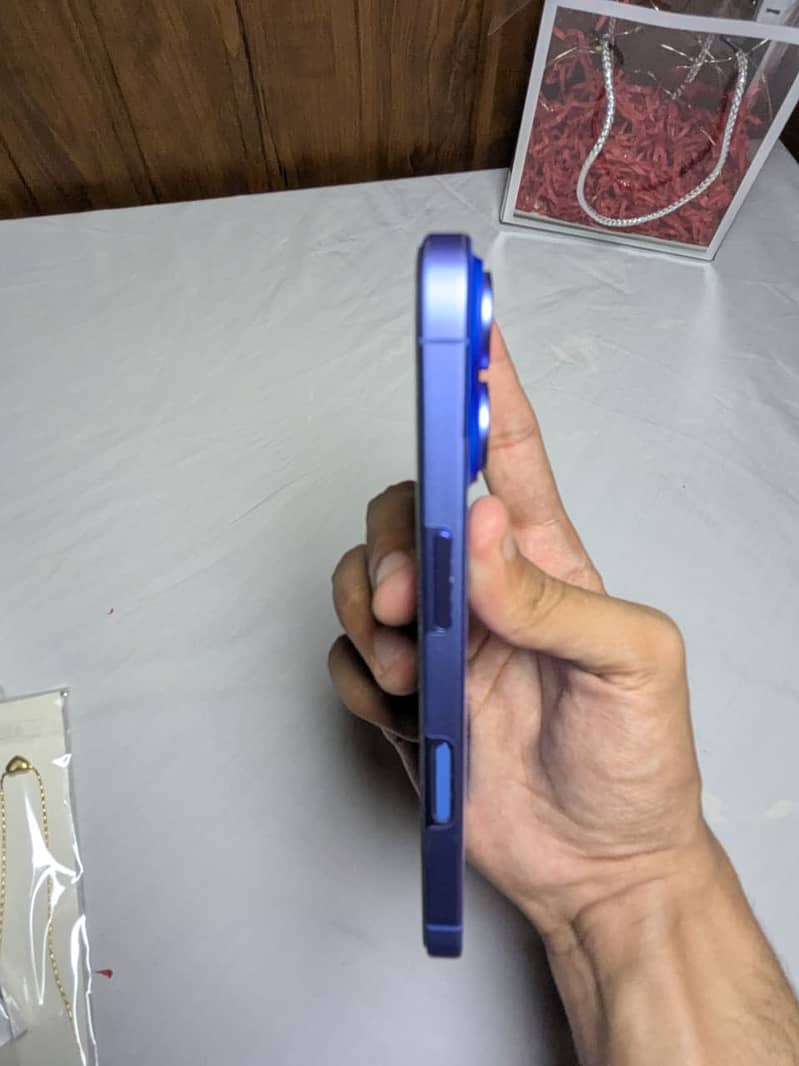 Apple iPhone 16 2