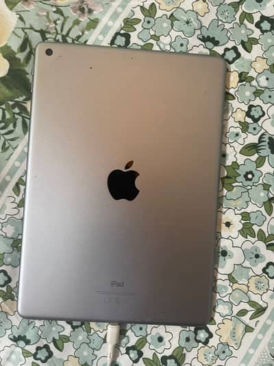 2 iPads 6th generation and 32 gb Used but in a very good condition.