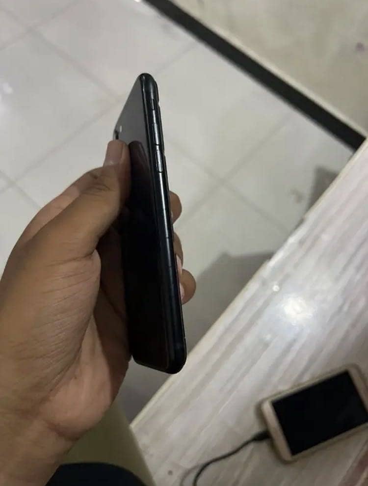 Apple iPhone SE 3rd Generation 1