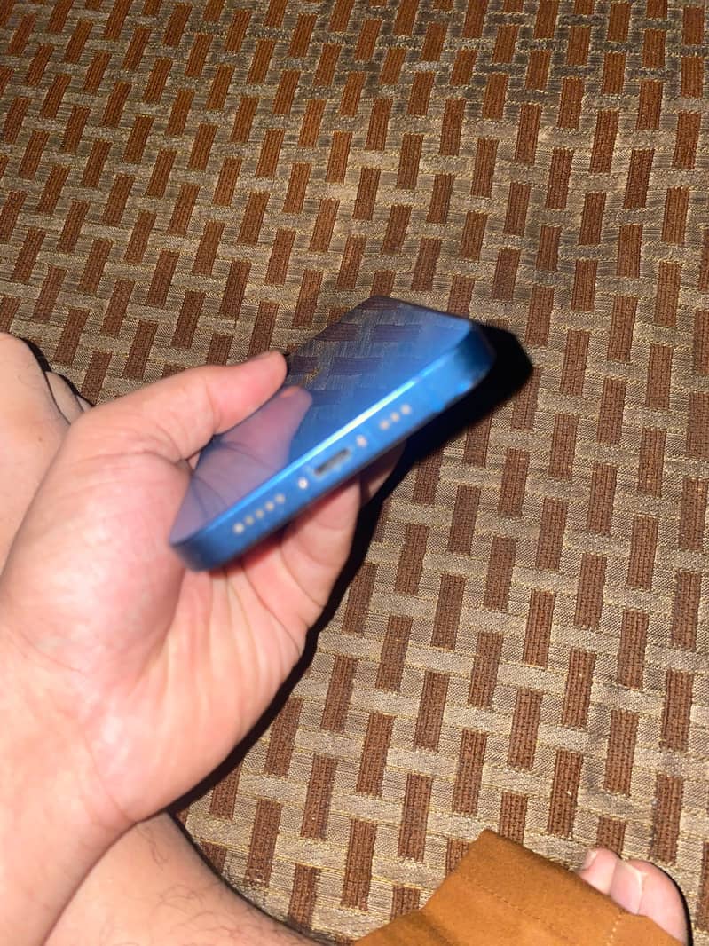 Apple iPhone 13 5