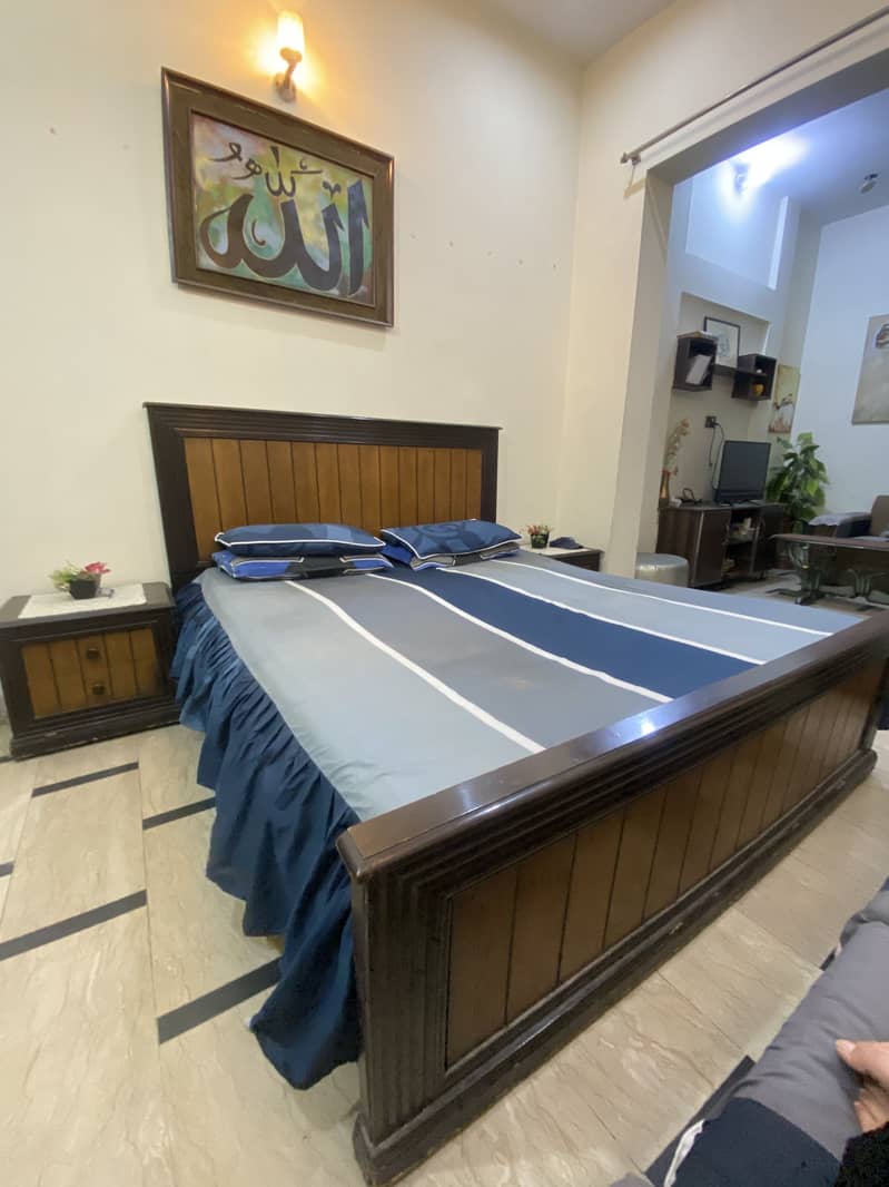 Bed with Side Tables 0