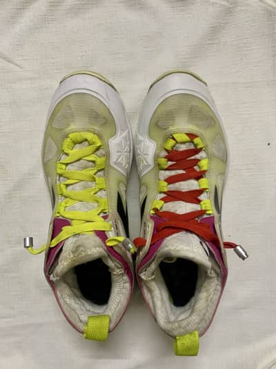 Sports shoes
