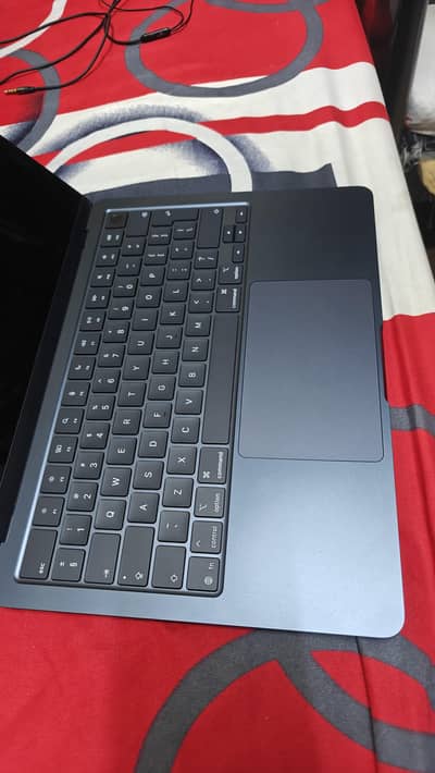 Macbook Air M4 . . 16gb/256gb . . 17 Cycles . . in Warranty