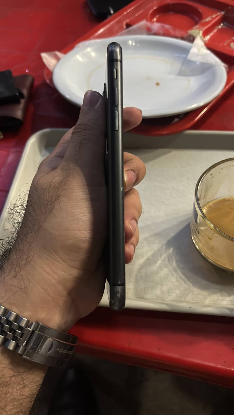Apple iPhone 11 4