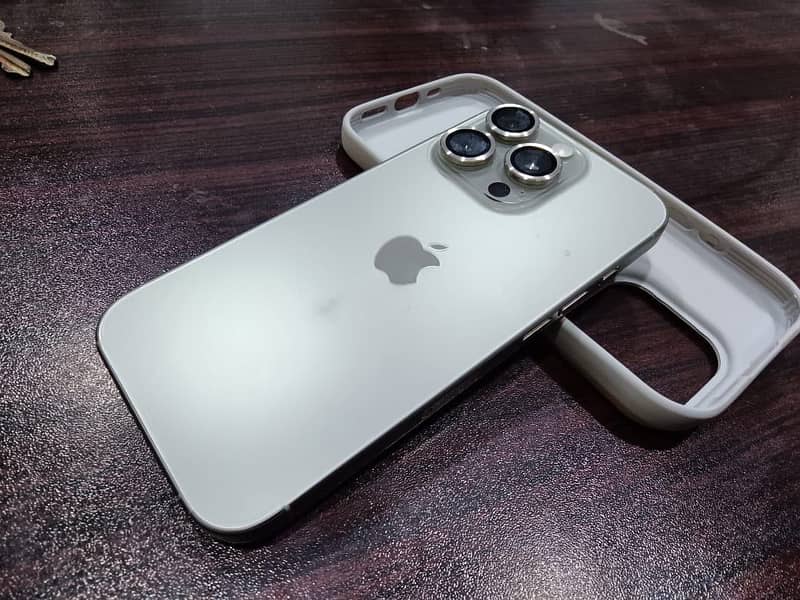 Apple iPhone 16 Pro 3