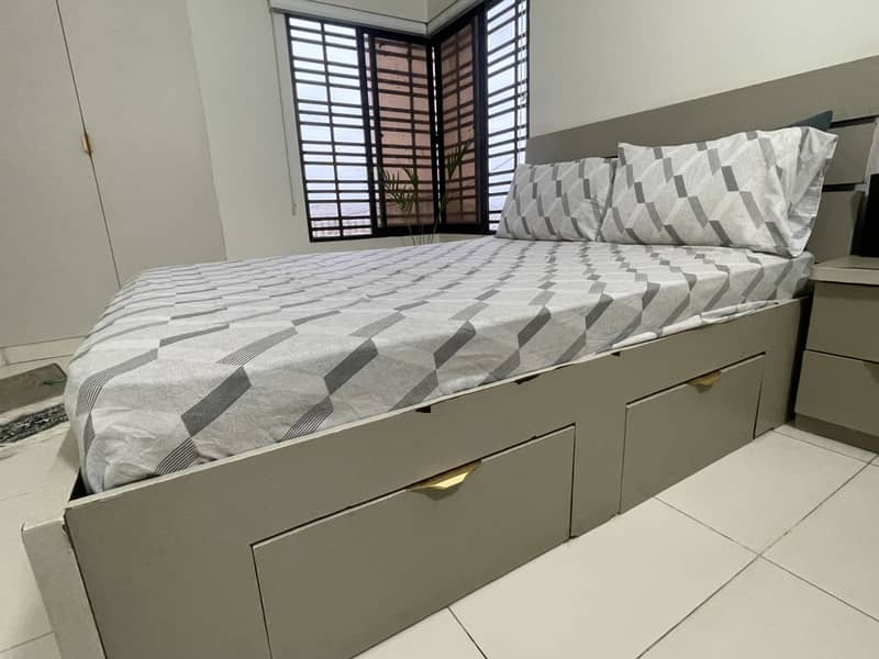 Bed set with side table and dressing table 2