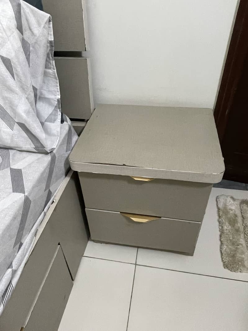 Bed set with side table and dressing table 3