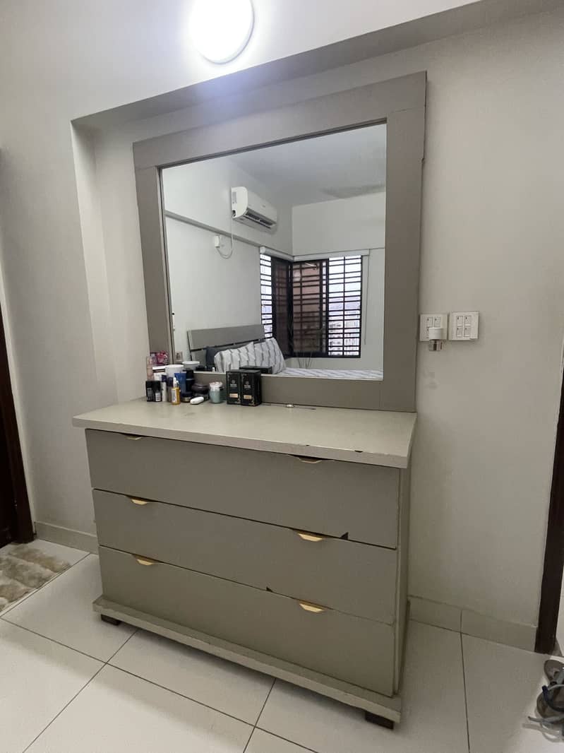 Bed set with side table and dressing table 4