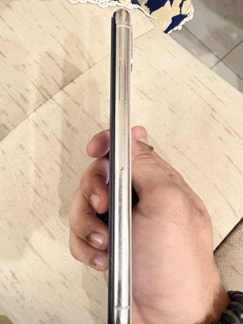 Apple iPhone X 4