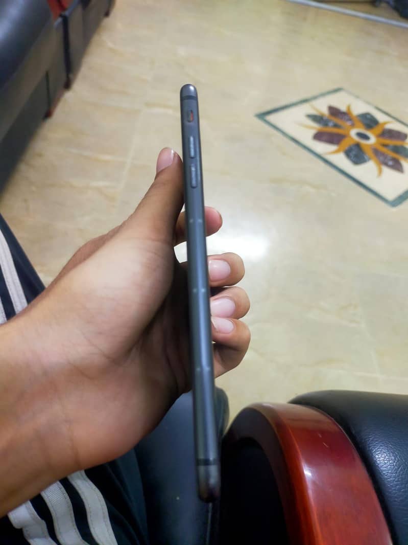 Apple iPhone 8 Plus 4