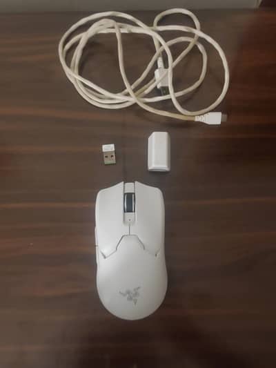 Razer Viper V2 Pro White Wiresless mouse w/ Obsidian air dot skates
