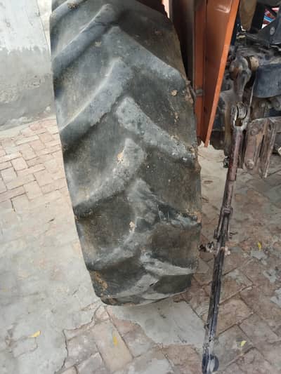 tractor tire alghzi sirf 40000 hazar Onlye back