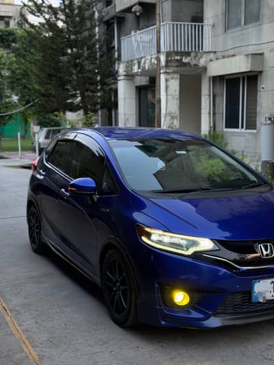honda fit hybrid 1.5 smart selection. . .