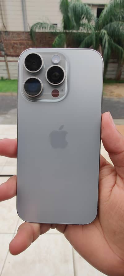 Apple iPhone 16 Pro watar pack