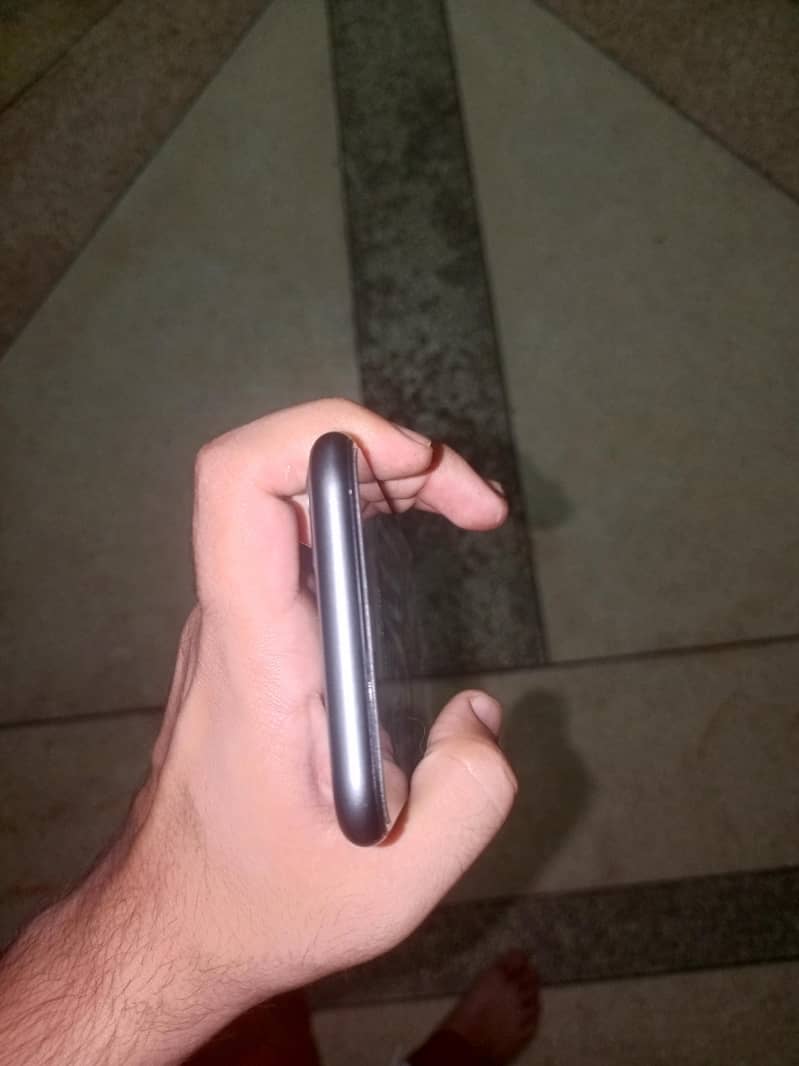 Apple iPhone 11 4