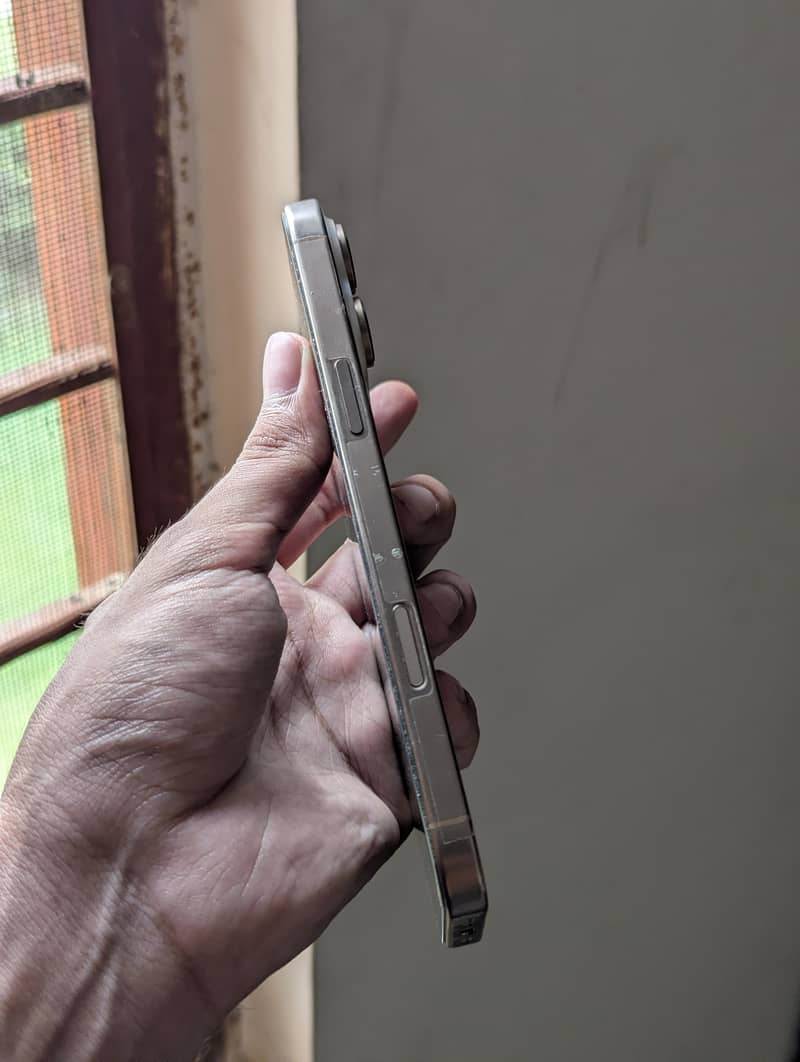 Apple iPhone 16 Pro Max 1