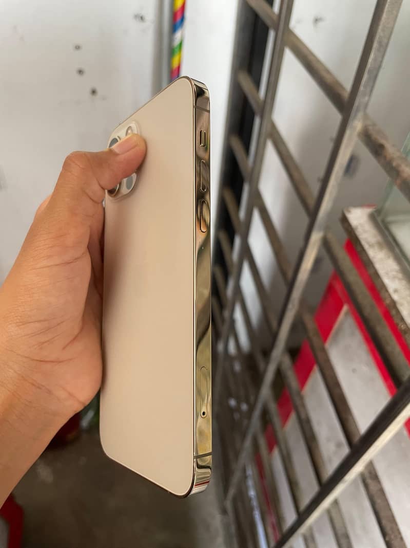 Apple iPhone 12 6