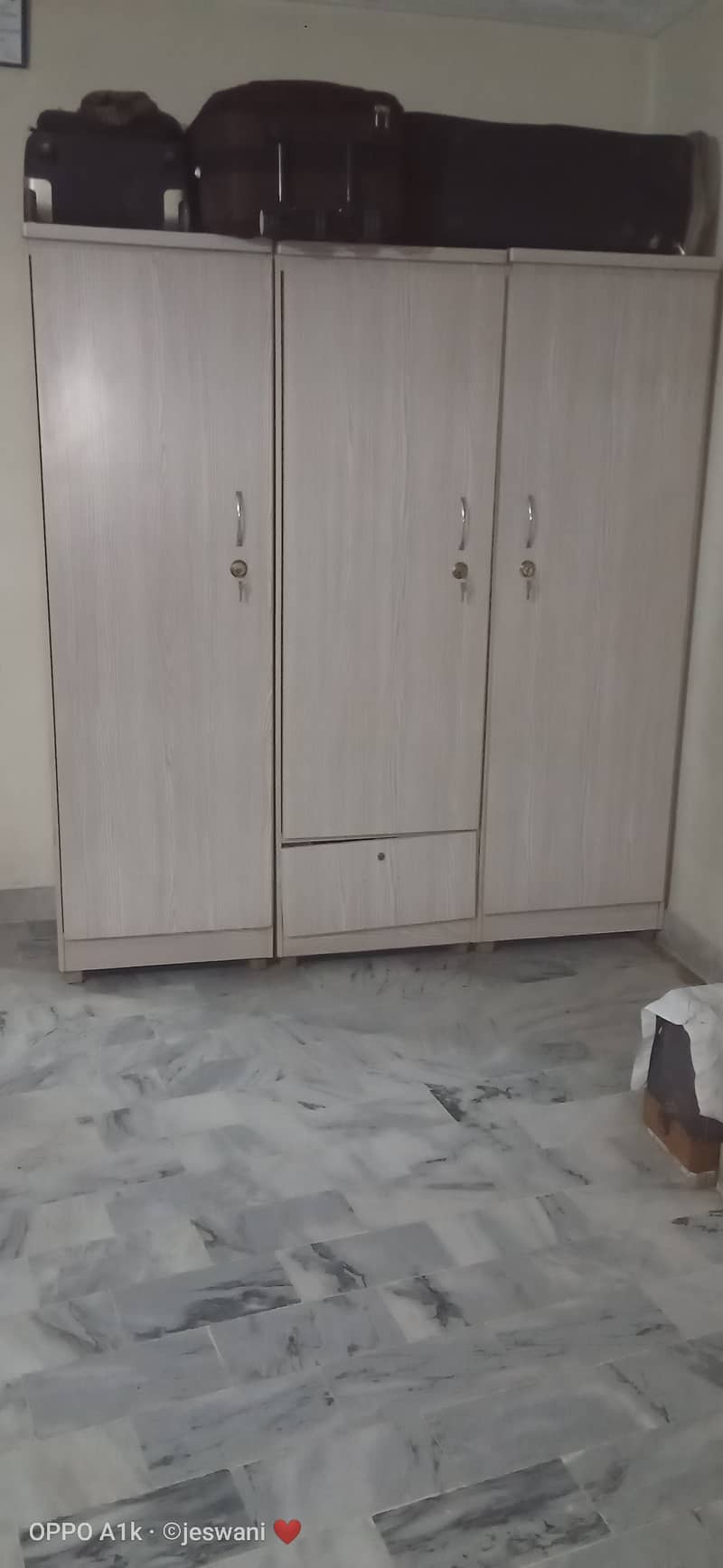 Almari 0