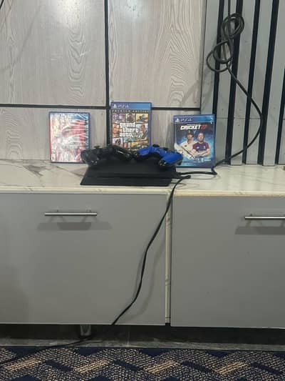 PS4 used but in new condition with three games and 2 controllers