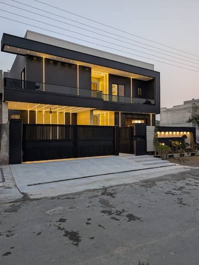 LUXURY 1 KANAL HOUSE FOR SALE IEP ENGINEERS TOWN (LAHORE)  Valencia Town ke bilkul qareeb, aik pur-sakoon aur mehfooz society mein apna khwaboon ka ghar payein!  Key Features:  Size: 1 Kanal (Brand New/Modern Construction)  Bedrooms: 6 Spacious Master Bedrooms