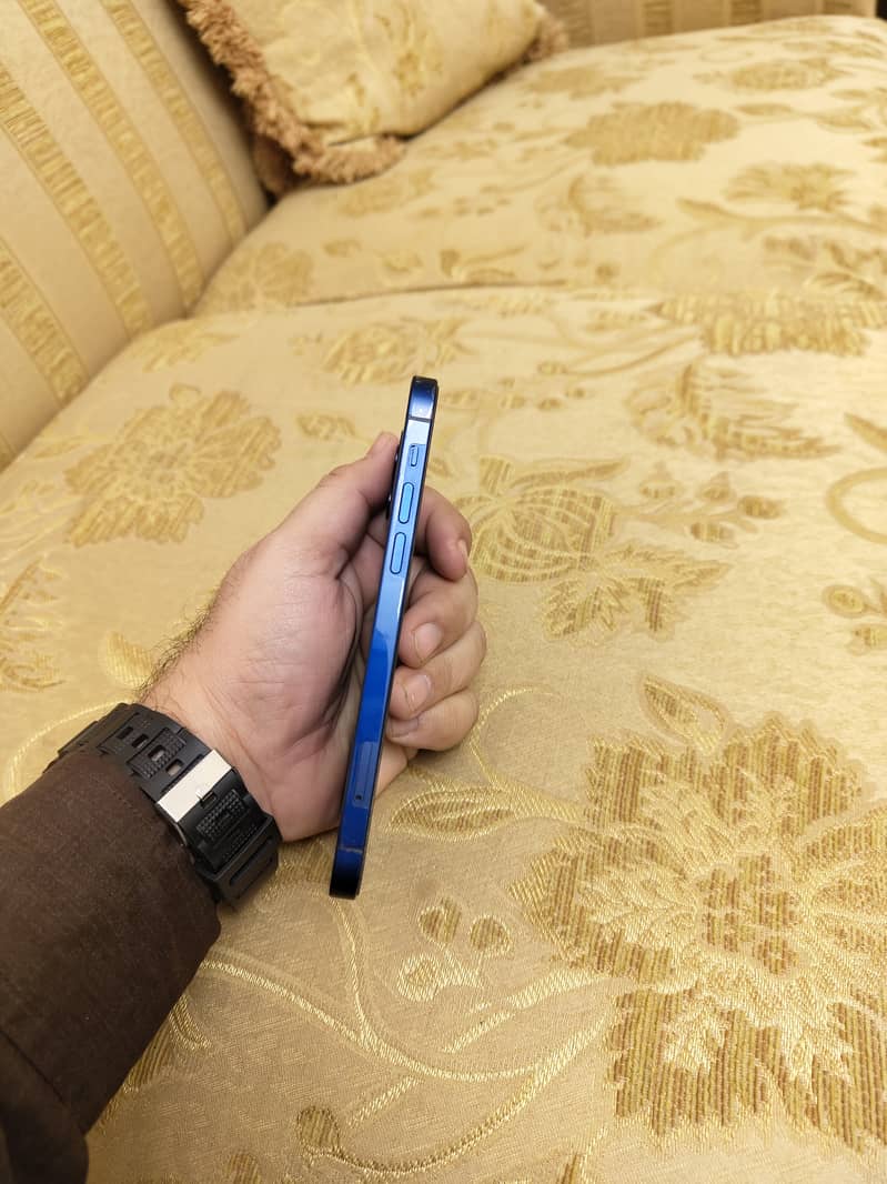 Apple iPhone 12 2