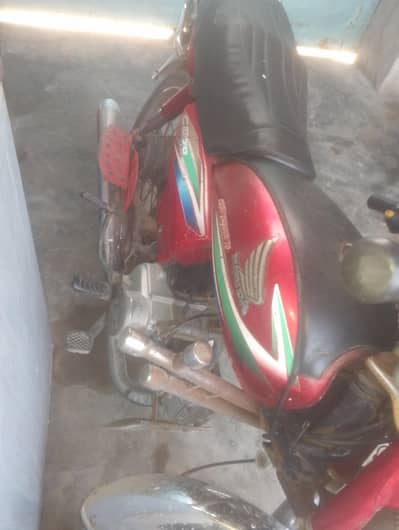2016 model motorcycle behtarin condition capi  hai later Nahin hai