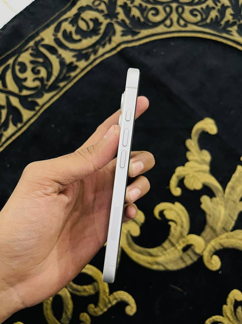 Apple iPhone 16 4