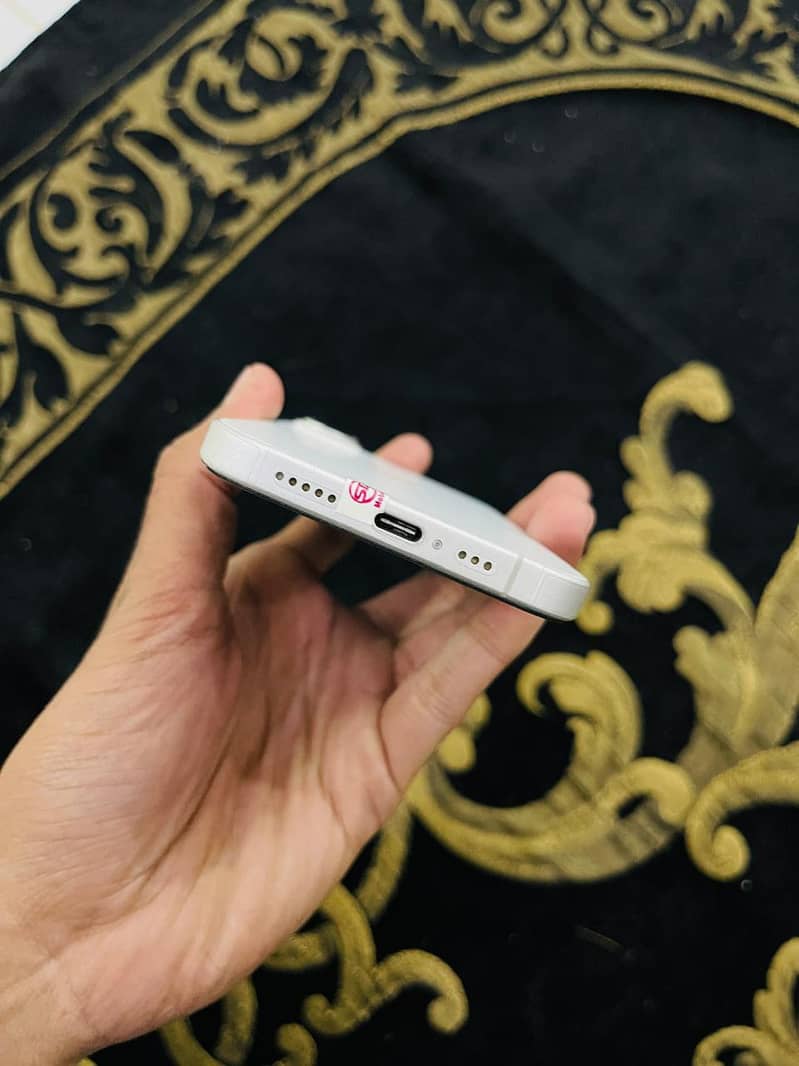 Apple iPhone 16 5