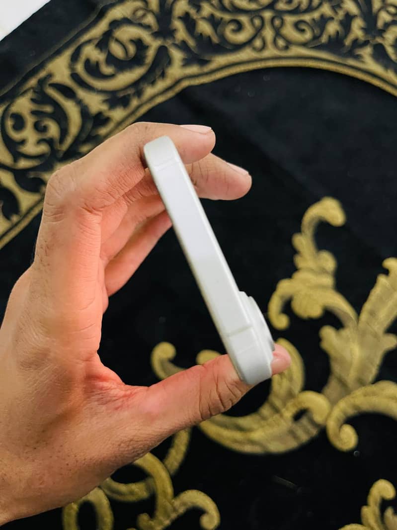 Apple iPhone 16 6