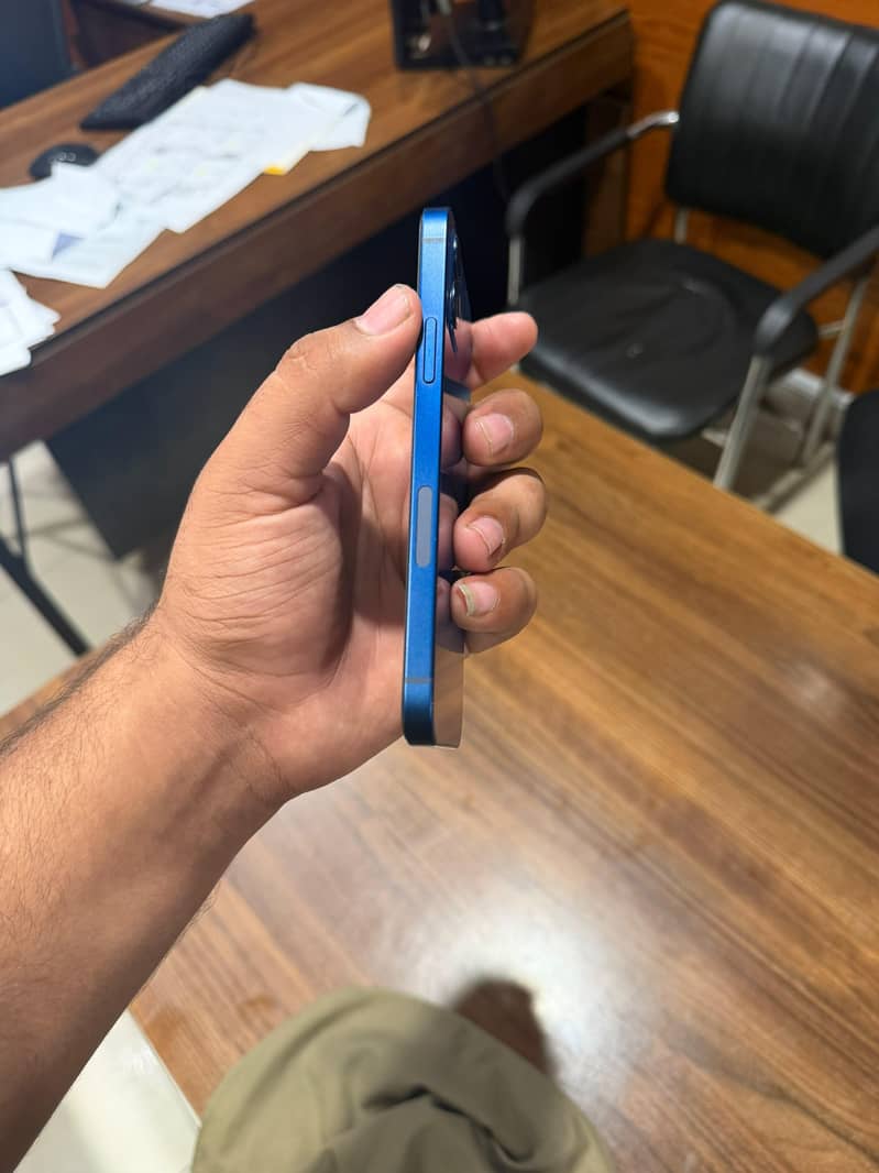 Apple iPhone 12 4