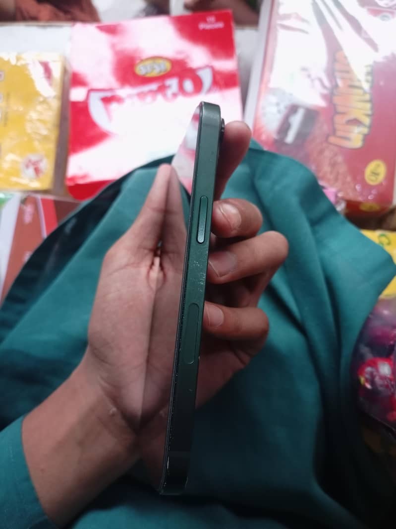 Apple iPhone 13 5