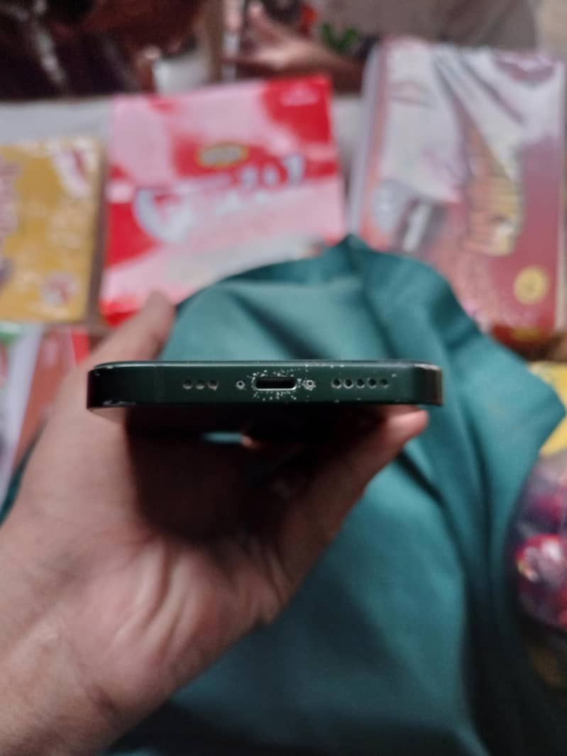 Apple iPhone 13 8