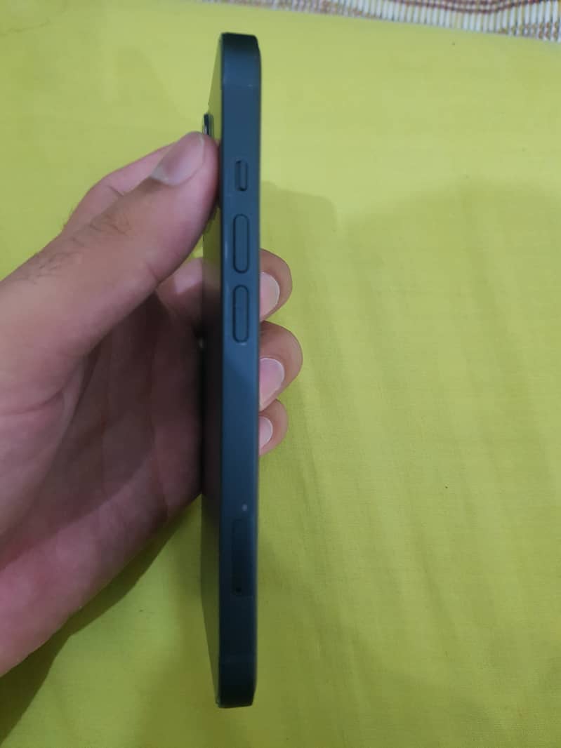 iPhone 13 4