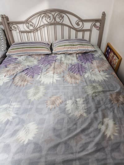 single king bed for sale with out matress