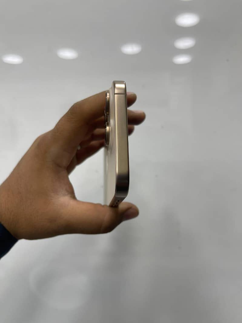 Apple iPhone 16 Pro Max 1