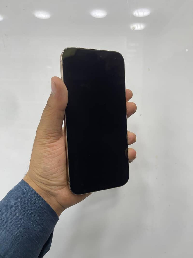Apple iPhone 16 Pro Max 4