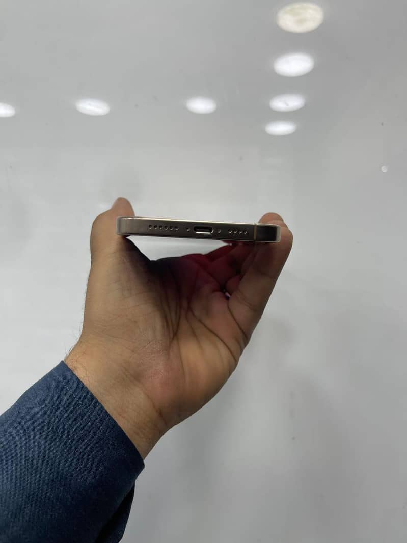 Apple iPhone 16 Pro Max 7