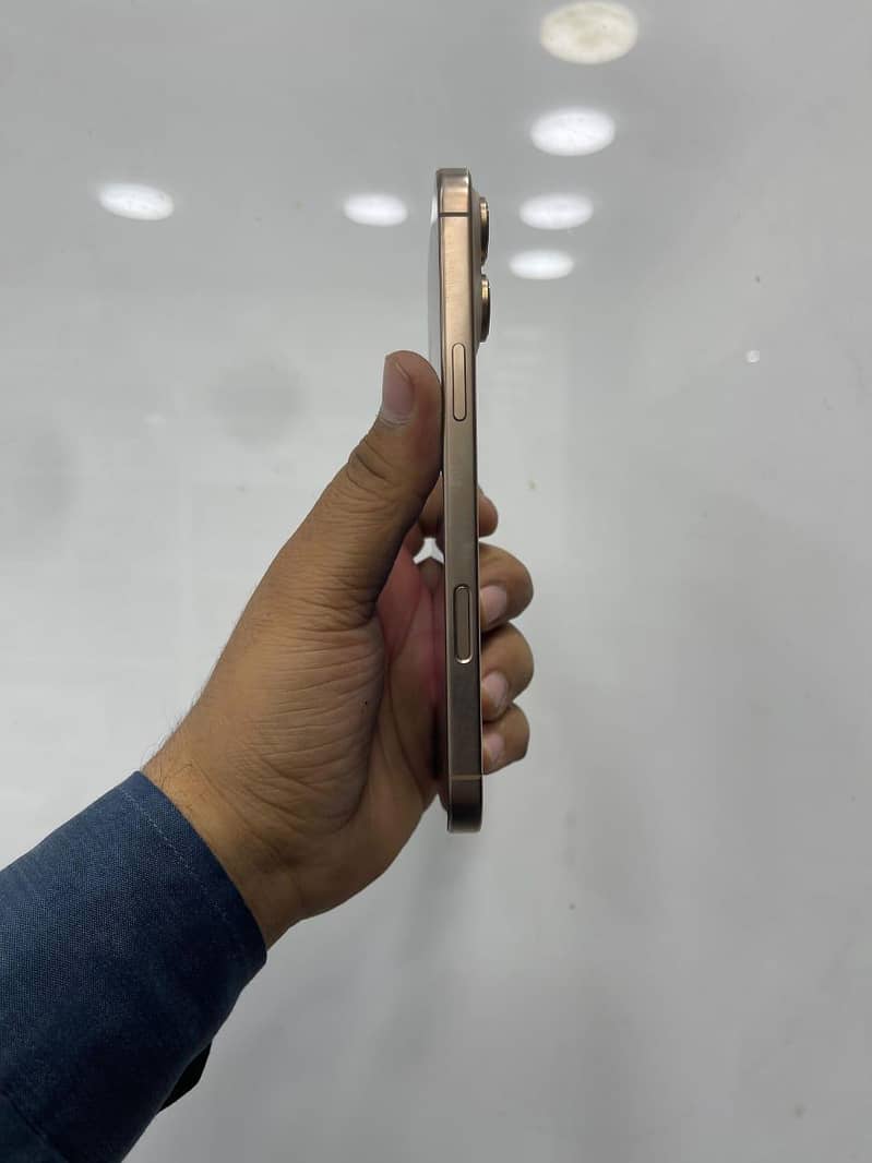 Apple iPhone 16 Pro Max 8