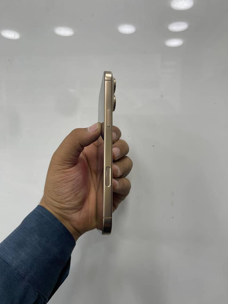 Apple iPhone 16 Pro Max 9