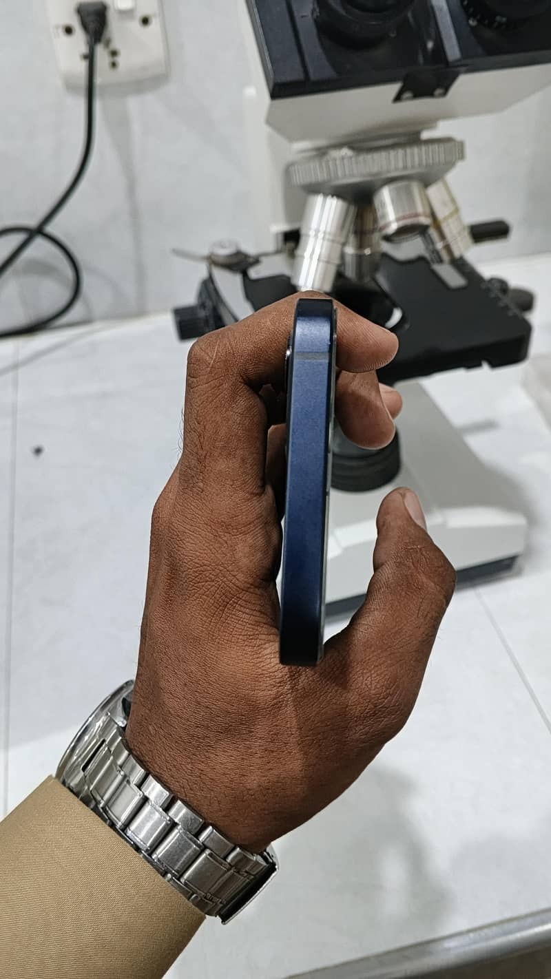 Apple iPhone 12 4