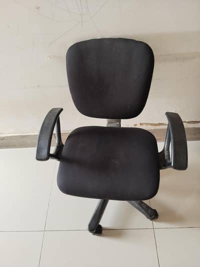 selling my computer chair in a used condition.