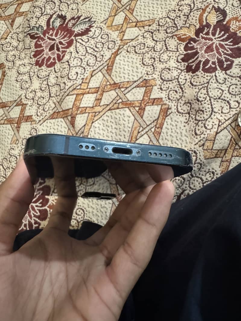 Apple iPhone 13 5